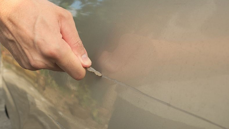 خط افتادن روی بدنه ماشین